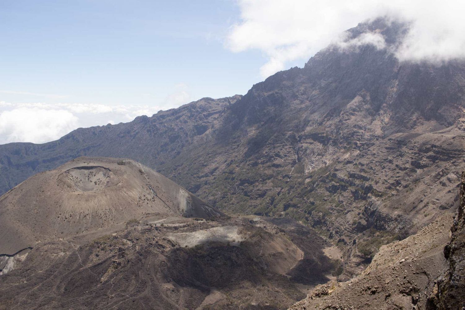 Над меру. Гора меру Танзания. Вулкан меру Танзания. Mount Meru 4*. Гора меру вулкан Африка.